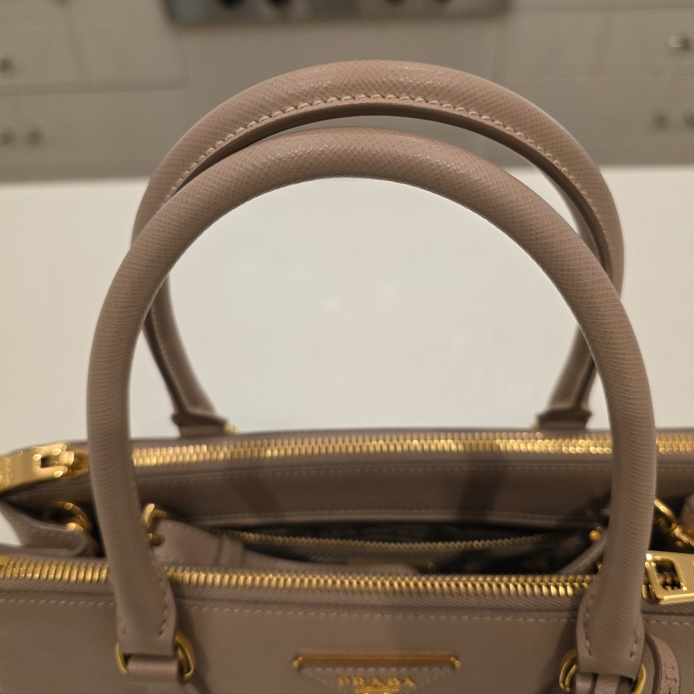 💯 Authentic Prada | Galleria Medium Saffiano Leather bag - Picture 7 of 17